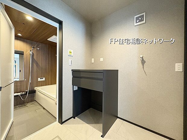 【その他内観】【ガス乾燥機置場】  類似同仕様、施工例のため分譲中の建物とは外壁、屋根開口部等の形状・仕様が異なります。