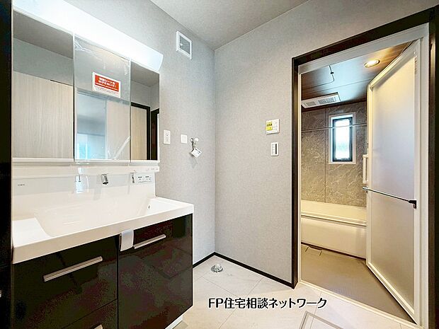 【洗面台・洗面所】【洗面台】  類似同仕様、施工例のため分譲中の建物とは外壁、屋根開口部等の形状・仕様が異なります。