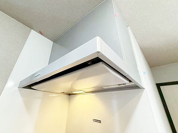 【その他内観】【類似外観同仕様】スタイリッシュなレンジフードを採用。吸引力が高く、お料理中の煙やにおいをしっかりカット。お手入れしやすい形状で毎日のキッチンを快適に保ちます。