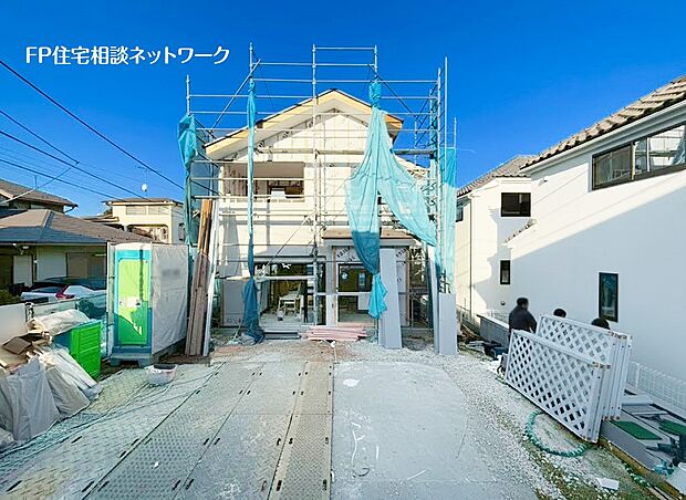 【現地外観写真】土地面積約160m2のゆとりの敷地！南西角地で南側からの太陽の日差しが降りそそぐ明るい住宅です。
