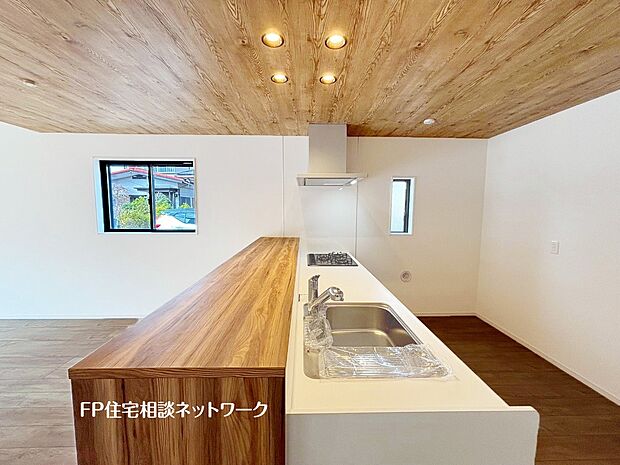 【ダイニング】対面式のカウンターキッチンですので、出来上がったお料理をカウンターに並べてお子様が運ぶなど、お手伝いの時間も増えそうですね。