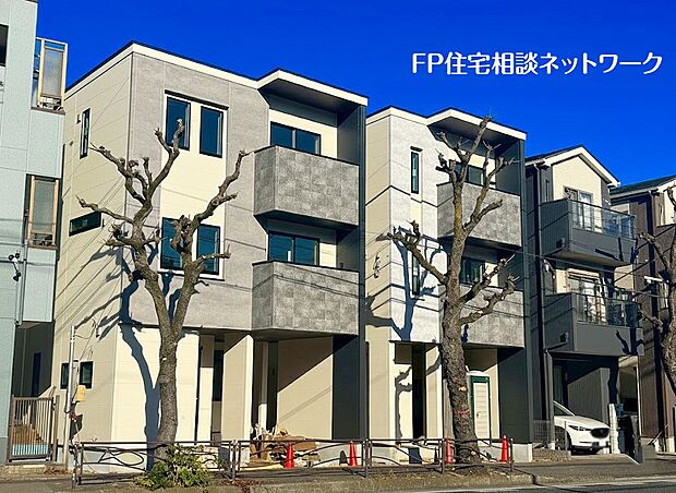 【前面道路含む現地写真】スタイリッシュなデザイナーズ住宅!室内にもアクセントクロスを採用し注文住宅の様なお洒落な空間です。