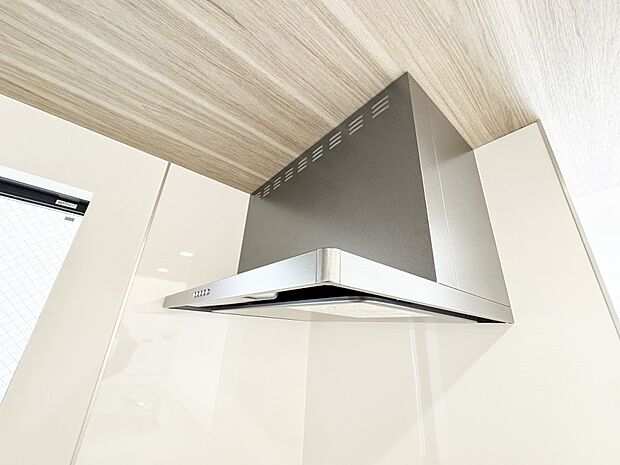 【換気扇】ステンレスの鈍い輝きが高級感を醸し出す換気扇。従来タイプよりも換気効果に優れ、フィルター交換もお掃除も容易になりました。