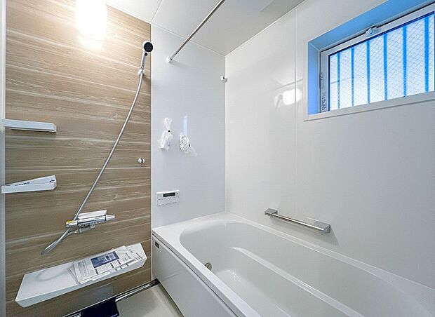 【浴室】ご家族との憩いの場として、一日の疲れを癒す場として、ゆったりと足を伸ばしてくつろげる綺麗で清潔感のある色味の浴室。気持ちの良い光と爽やかな風をたっぷりと取りこめる開閉式の窓も設置しています。