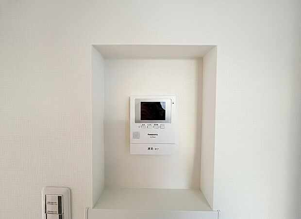 【TVモニター付インターホン】モニター付インターホンが標準仕様です。不安になりがちな防犯面。目で確認できるからあんしんです。