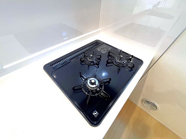 【3口ガスコンロ】慣れている方も多く、火力が目に見えるため、使いやすいという方も多い、3口のガスコンロ仕様です。