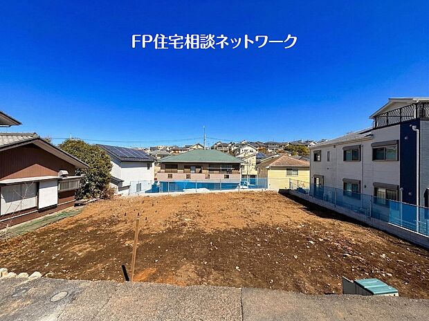 【現地外観写真】閑静な住宅地で子育て家族にピッタリ。毎日のお散歩も快適な緑に恵まれたエリアで、自然に包まれた穏やかな暮らしを実現するための、ゆとりある住環境が整っています。緑の潤いを感じながらホッと生活できそう。