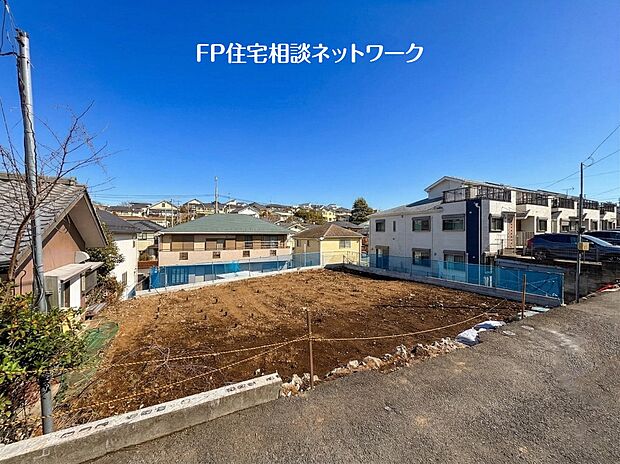 【前面道路含む現地写真】四季を通じて自然と触れ合えるスポットが周辺には盛りだくさん!お散歩やジョギング、週末のご家族での遊びに最適です。目の前に広がる開放感とゆとり、暮らしの夢を育む理想の住まいがここにはあります。