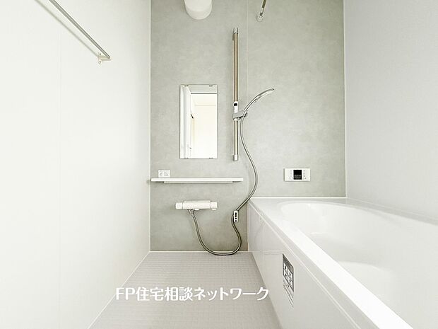 【浴室】ゆったり入れる一坪バス。足を伸ばして入れるサイズは一日の疲れを癒すのに嬉しい広さ。お子様と一緒の入浴でも充分な広さです。