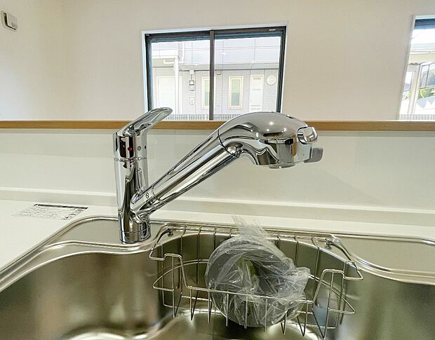 【ビルトイン浄水器】キッチンには浄水器を標準装備。水を飲むという場面以外にも料理で使用したり、野菜を洗う場合もキレイな水で洗いたいという人が増えてきています。