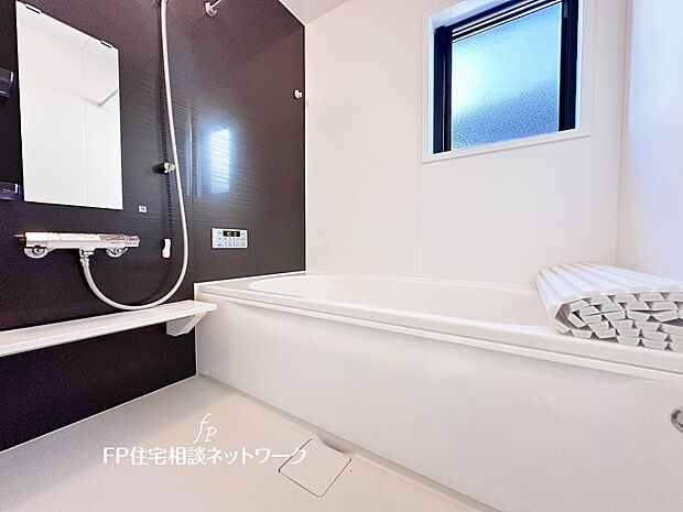 【浴室】ゆったり入れる一坪バス。足を伸ばして入れるサイズは一日の疲れを癒すのに嬉しい広さ。お子様と一緒の入浴でも充分な広さです。