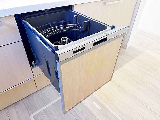 【食器洗浄乾燥機】利用者が増えているのはメリットが多いから。時間の節約、手が荒れない、水道代の節約、高温度で洗うので油汚れもしっかり落とせる。まさに理想家電。