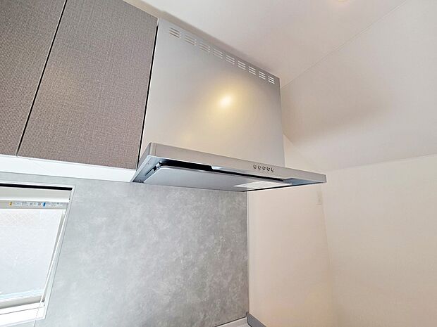 【換気扇】ステンレスの鈍い輝きが高級感を醸し出す換気扇。従来タイプよりも換気効果に優れ、フィルター交換もお掃除も容易になりました。