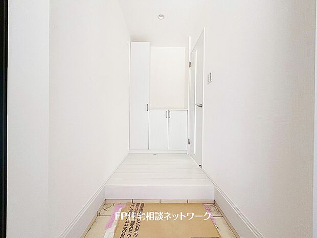 【玄関】玄関ホールがスッキリ広々としていると帰る時も出ていく時も気持ちが良い。来客を出迎える玄関が綺麗ならその家の印象が良くなる。