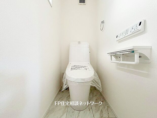 【トイレ】ウォシュレット、暖房便座機能付のトイレです。従来型に比べ節水効果があり、お手入れもしやすいので、家計も家事の負担も軽減してくれます。