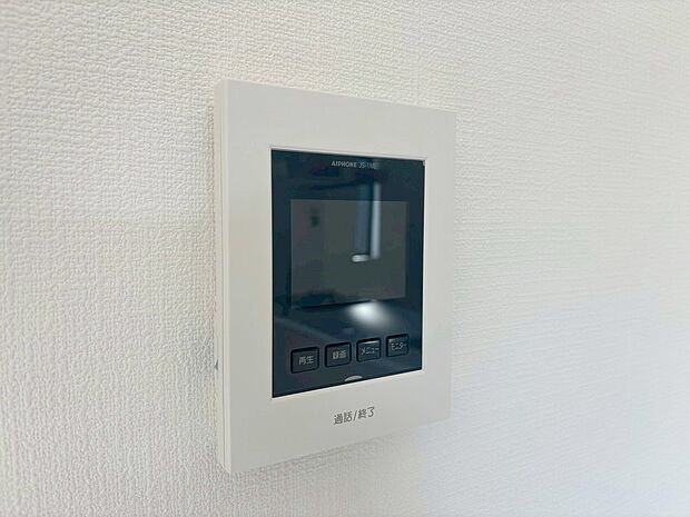【TVモニター付インターホン　】モニター付インターホンが標準仕様です。不安になりがちな防犯面。目で確認できるからあんしんです。