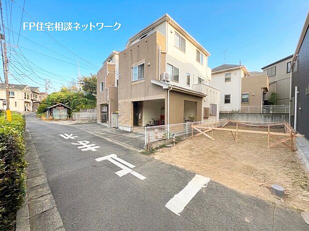 【前面道路含む現地写真】大通りから1本入った閑静な住宅地で静かな日常を送る事が出来る住宅地、周辺にはお買物施設も充実しており利便性を兼ね備えた住宅です。