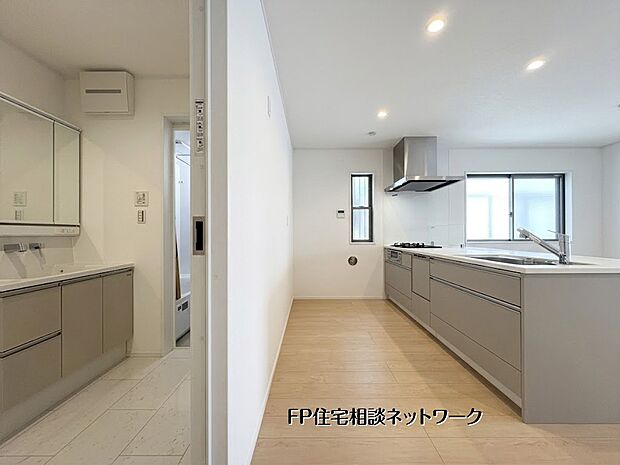 【その他内観】【キッチン│洗面脱衣室】 白を基調とした明るい室内は、清潔感にあふれています。キッチン横に洗面室を配置した家事動線の良い間取りが魅力。対面式キッチンからはリビングが見渡せ、ご家族との会話も弾みます。