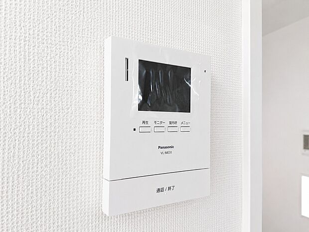 【TVモニター付インターホン】モニター付インターホンが標準仕様です。不安になりがちな防犯面。目で確認できるからあんしんです。