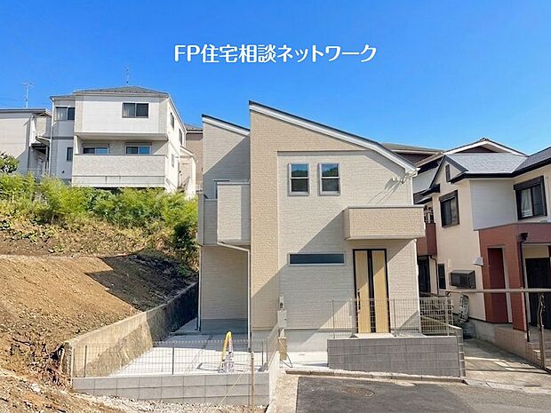 【その他】【類似外観同仕様】施工例のため分譲中の建物とは外壁、屋根開口部等の形状・仕様が異なります。