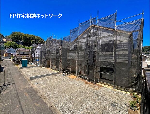 【現地外観写真】緑を望む穏やかな環境に、新しい住まいが誕生。前面には、車3台が並列駐車できるゆとりのスペースをご用意。完成した街並みの中で、理想の暮らしを描いてみませんか。