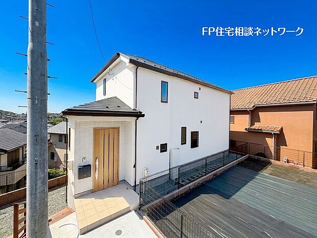 【現地外観写真】東側の隣地が一段低くなっているので、解放感があり目線が合わないのでプライベートが守られた住宅です。