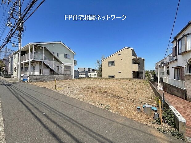 【現地外観写真】敷地と道路に高低差のない敷地で、大通りから一本入った場所に位置しているので車通りも少なく小さなお子様がいらっしゃるご家庭も安心です。
