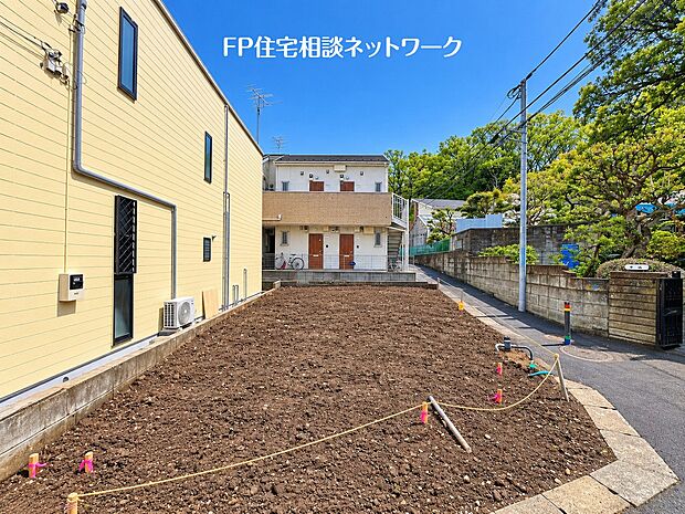 【現地外観写真】閑静な住宅地で子育て家族にピッタリ。毎日のお散歩も快適な緑に恵まれたエリアで、自然に包まれた穏やかな暮らしを実現するための、ゆとりある住環境が整っています。