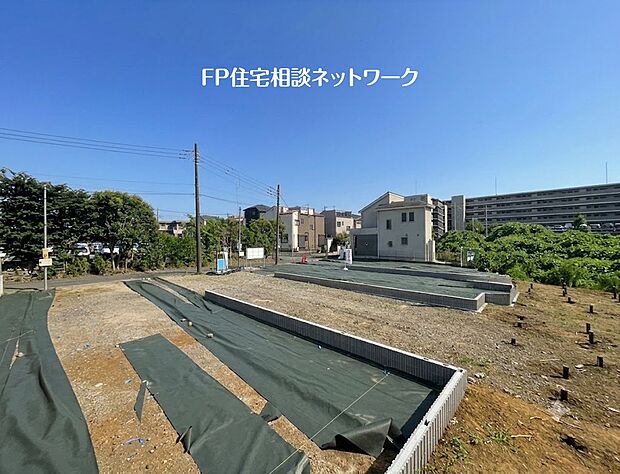 【現地外観写真】広々とした区画に、お車を3台分の駐車スペースを確保できる土地です。周囲は落ち着いた住宅街で、日当たりも良好。