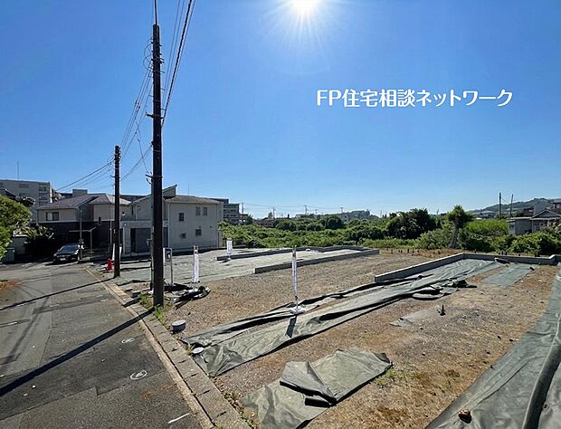 【現地外観写真】閑静な住宅街に佇む、陽光に包まれた土地。周囲の緑と、落ち着いた住環境が魅力です。