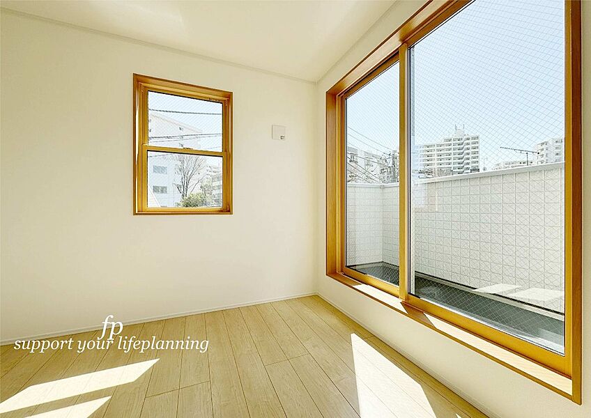 大きな窓で日差しを長時間受ける事が出来る暖かいお部屋です。もちろんペアガラスで、遮音性にも優れ、結露も発生しにくい構造。