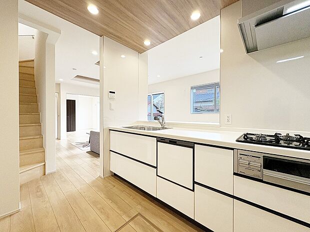 新しいキッチンは食事の支度も楽しく出来る。お手伝いをしてくれるお子様と並びながら準備や片付けが出来るキッチンは、ご家族のコミュニケーションを育む場として活躍します。