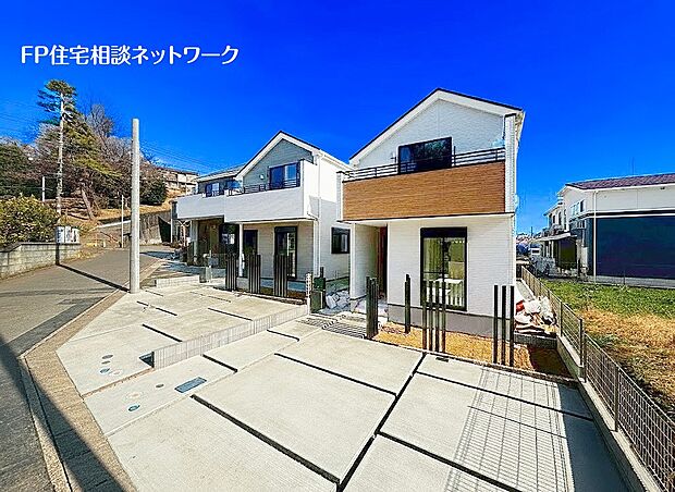 周辺は2階建て住宅が建並ぶ閑静な住宅街！土地面積125m2以上のゆとりの敷地でカースペースも2台駐車可能です。