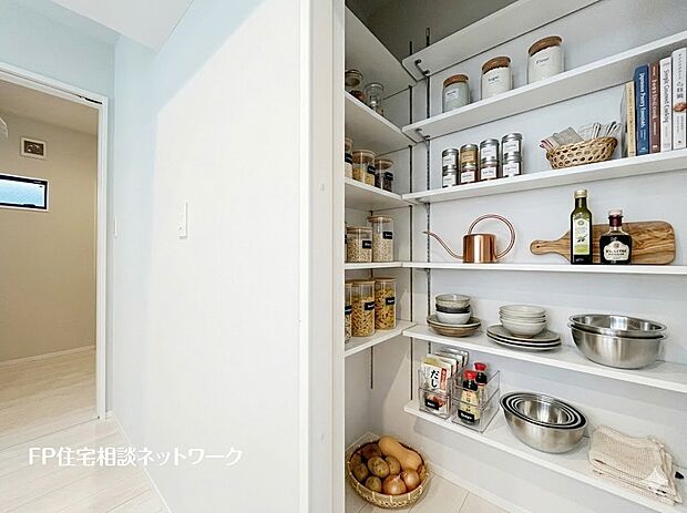 ■パントリー■本画像はAIがCGで家具作成しており、実際の現地に家具は設置されておりません。また、販売価格に家具、小物等は含まれておりません。