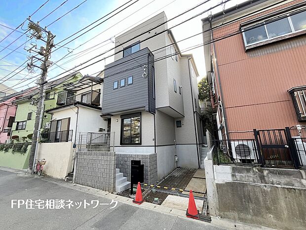 東急田園都市線「宮崎台」駅徒歩20分の閑静な住宅街に位置し、スタイリッシュな外観に収納豊富な間取りです。