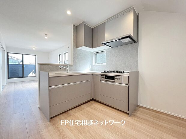 新しいキッチンは食事の支度も楽しく出来る。お手伝いをしてくれるお子様と並びながら準備や片付けが出来るキッチンは、ご家族のコミュニケーションを育む場として活躍します。