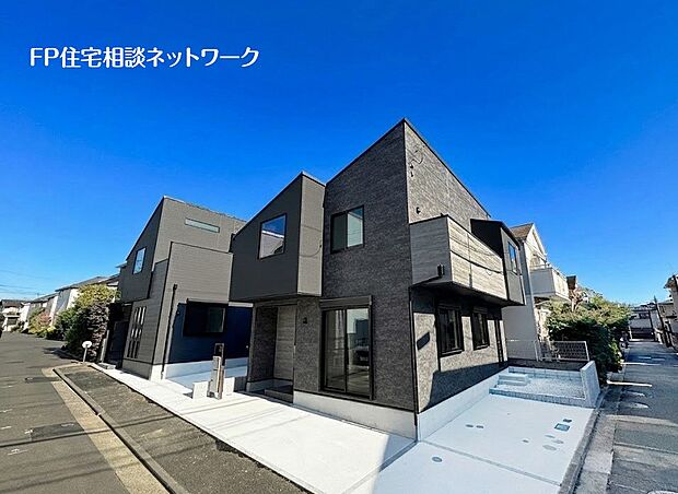 2階建てが建並ぶ閑静な住宅街に位置したデザイナーズ住宅、収納も多く大型4LDKの間取りです。