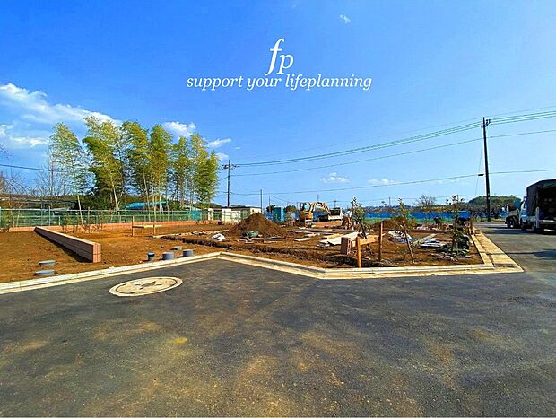 建築工事を行う前に地盤調査を行います。地質や強度、安定性、水分状態などを調査・分析して、必要に応じて適切な地盤改良を施し、構造物の安定性を確保します