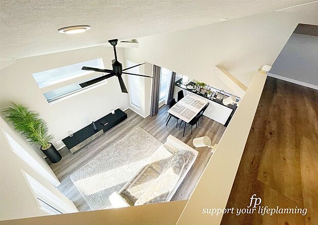 【プラン例　建物価格2200万円　建物面積100m2】開放感を演出する勾配天井。天井が高いのでシーリングファンがとてもよく似合う、お洒落なＬＤＫを演出できます。