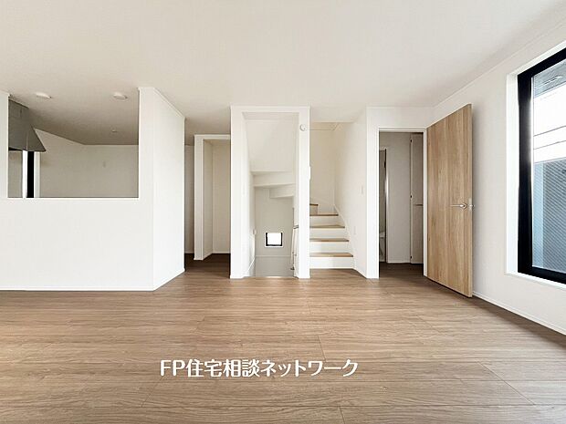 大切な家族が集まるからこそLDKにはこだわりたい。日当たりのよい広いLDKを、子供たちが元気に走り回っている姿を見た時「広い家にして良かった」と思う。