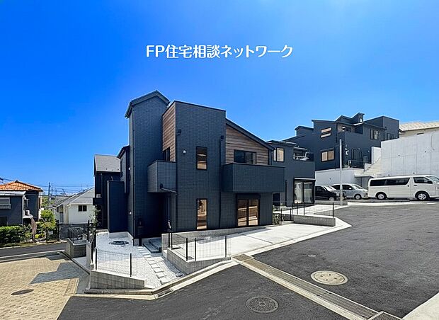 【類似外観同仕様】施工例のため分譲中の建物とは外壁、屋根開口部等の形状・仕様が異なります。