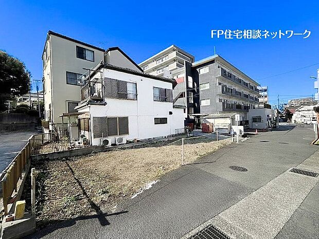 前面道路はゆとりの幅員約6.4ｍあり、敷地と道路にも高低差が無いのでお車の出し入れもラクラクです。