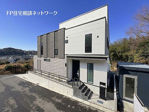 【類似外観同仕様】施工例のため分譲中の建物とは外壁、屋根開口部等の形状・仕様が異なります