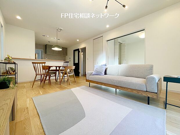 【プラン例　建物価格1350万円建物面積90m2】想像以上の質感が訪れる者の心を離さない。フローリング、窓の配置、壁面タイル、どれをとってもワンランク上の仕上がり。