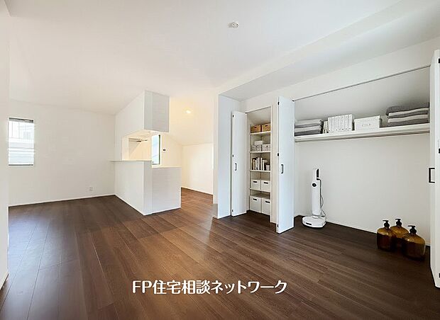 なにかと物が溢れがちなリビングに、マルチにご使用いただける収納スペースを設けました。お掃除用具などもスッキリ片付くのでリビングが広々使えます。