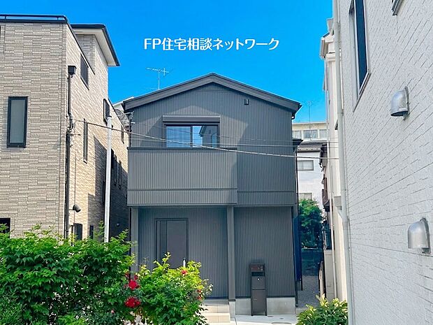 周辺にはお買物施設が充実！バス停までも平坦で利用する事が出来るので日常の生活がしやすい住環境です。