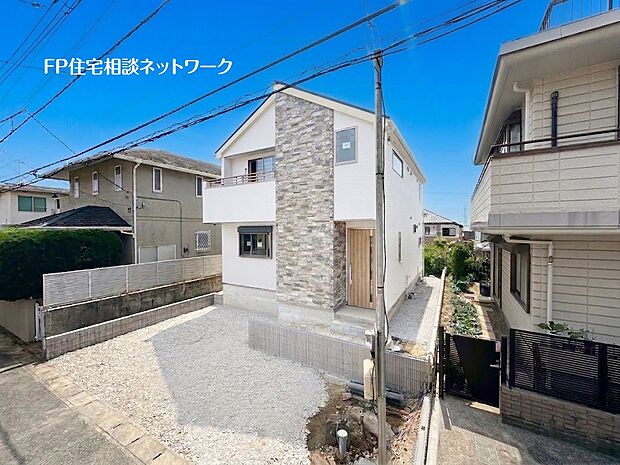 土地面積141.04m2のゆとりの敷地！カースペースも2台駐車可能、建物も延床面積108m2を超す大型4LDKです。