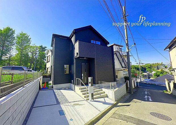 【プラン例　建物価格1780万円　建物面積103m2】  モダンな外観が飽きのこないシンプルな良さを際立せます。アクセントカラーで外壁を分けることで立体感が生まれ、異なる表情を感じることが出来ます。