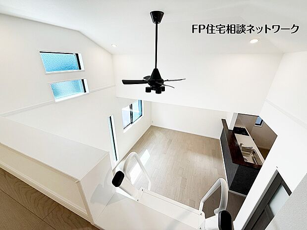 開放感を演出する勾配天井。実際の広さよりも空間、より開放的な気分になります。シーリングファンがとてもよく似合う、お洒落なＬＤＫを演出できます