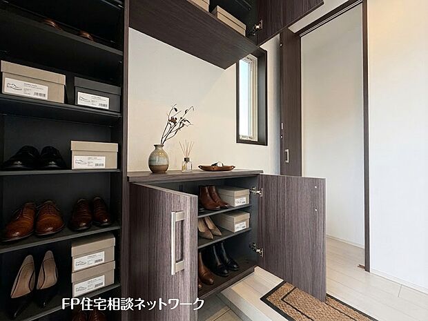 ■玄関■本画像はAIがCGで家具作成しており、実際の現地に家具は設置されておりません。また、販売価格に家具、小物等は含まれておりません。